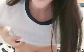 娃娃脸嫩妹妹，娇小身材炮友操逼，无毛小骚逼，第一视角猛操，尿尿特写，娇喘呻吟不断，极度淫骚