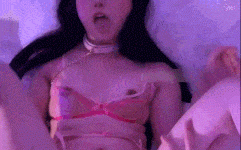 【晨勃射得为什么这么快，想射肚子上没想到喷到脸上】女主一脸惊讶的看着鸡巴，居然能喷那么远，爽的翻白眼，一直吐着舌头！ #阿黑颜 #颜射