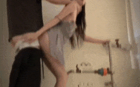 【户外野战】首次在户外做爱，无套射嘴里直接吞精，一点痕迹不留，不把女友当人一直按着头深喉鸡巴，女友也不反抗，气都喘不过了！ #口交深喉 #中出 #白虎