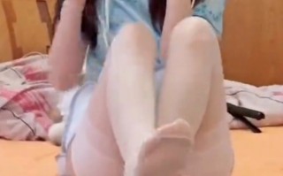 白丝萝莉被压身下操哭😭