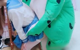 哥哥实在忍不住了。穿着青蛙装直接插