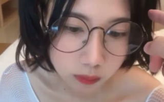 最新约啪萝莉新作 啪操极品眼镜紧逼萝莉妹