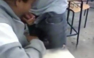东南亚地区 大学校园教室内情侣操逼 嬉笑之间被同学拍下来了！