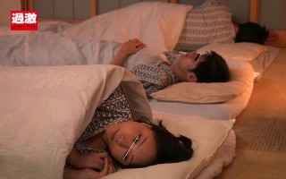 「ママ出ちゃうってば！」布団の中でのしかかる肉圧デカ尻騎乗位で逃げられず連続中出し ありささん