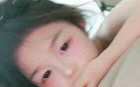 花和尚爆草极品娇娃，全程露脸奶大逼肥还没毛，被青龙小哥暴力玩弄，多体位爆草抽插，吃奶玩逼浪叫呻吟不断