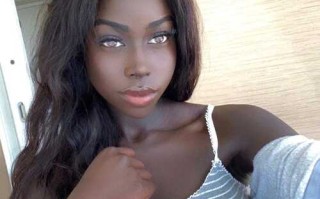 【黑皮】of上面颜值比较高的小黑妹，被白人男友抓着头发后入加女上骑乘【迅雷/1v378m】