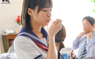 一個星期裡，我給那個討厭男人的纖瘦美乳繼女灌下媚藥。子宮隱隱作痛，失去理智的女兒，雖然不情願，卻開始渴望我的巨根。