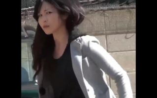 【妙龄少女在露天场所尿尿】被路人发现后仓皇提上丝袜裤逃走