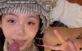 长相特别清纯可爱的学生小母狗，穿着名族服饰给金主口交，没想到技术这么熟练，被主人操穴时呻吟声都那么可爱，真想玩死这个反差骚货。