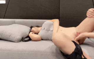 下班趁着空闲去跑滴滴随机挑选巨乳美少女，偷偷给她喂春药，带回家干爆肥嫩小穴，操到一半结果给操醒了，哭着说别操我了，最后可能是操爽了，也没有说什么提上裤子就走了！ #美少女 #巨乳 #自拍