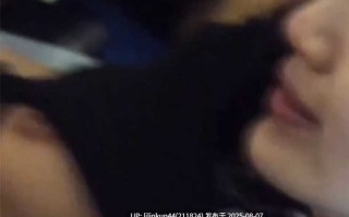 山东威海某大学生情侣毕业分手炮，在教室的课桌上直接开始操，分手后被流出