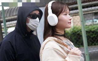 無防備すぎるノイキャン巨乳人妻 無音のまま背後30cmに迫る絶倫ストーカー 桃園怜奈