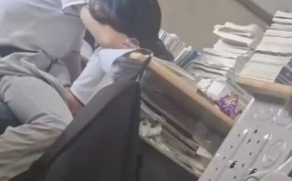 现在的年轻人真的早熟 脸蛋稚嫩的学生妹 教师里当着众人给男友打飞机 这样的女友爱了！