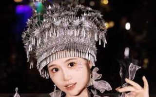 【反差婊/母狗/深喉】万人求的反差婊露脸 穿着少数民族服饰口交吃鸡