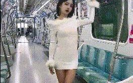 明星颜值反差女神〖sunwall〗地铁里的小荡妇勾引陌生人洗手间偷偷打炮