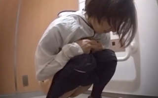 【厕所偷拍】高颜值时尚美女尿尿，前后双视角，满足好奇心