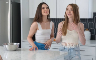 【无码大赏】娇小的红发女郎 Myra Moans 在操他之前扔掉了 Stepbro 的避孕套