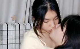 拉拉小姐妹全程露脸深夜跟狼友互动撩骚4小时，舌吻诱惑全程露脸，抠弄骚逼给狼友看，吃骚奶子好诱人真刺激