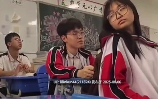 万人求高中生上课摸奶事件 现在的小孩子胆子真大 一边上课一边摸奶 传的小纸条也不堪入目